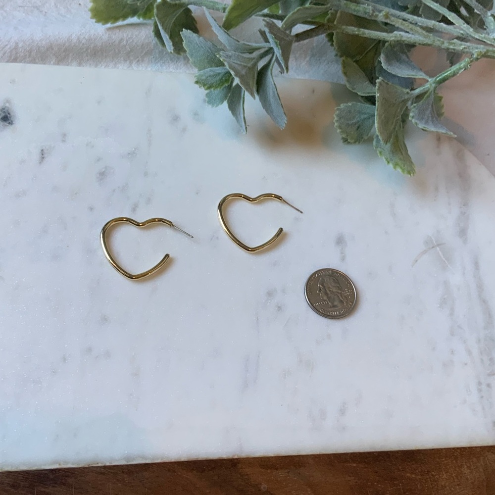 The Daisy - Golden Heart Hoop Earrings - Picture 4 of 6